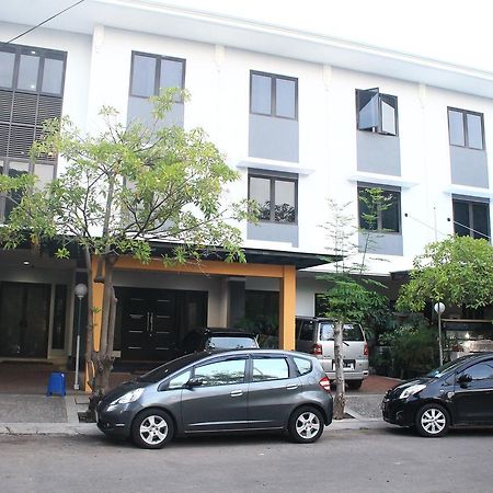 Carica Homestay Surabaya Eksteriør bilde