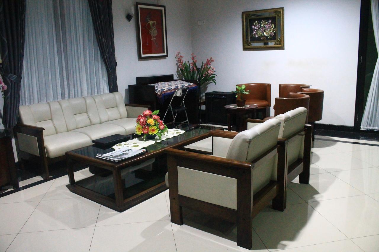 Carica Homestay Surabaya Eksteriør bilde